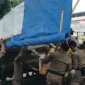 Petugas Satpol PP Padang mengamankan lapak PKL saat penertiban, Kamis (10/9/2026). (Foto: Dok. Humas Satpol PP Padang)