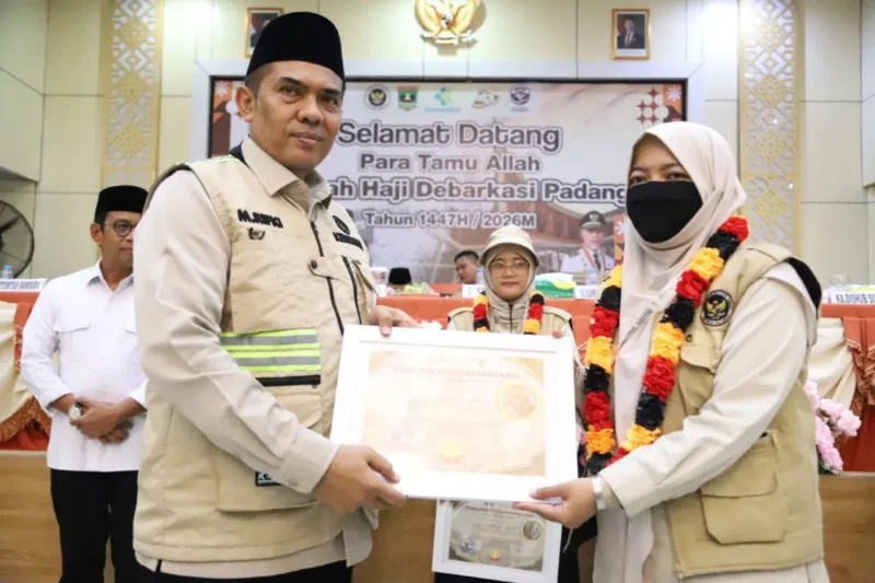 Kepala Kanwil Kemenhaj Sumbar, M. Rifki saat memberikan penghargaan kepada petugas haji
tahun 1447 Hijriah/2026 Masehi. (Foto: Kemenhaj Sumbar)