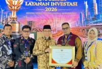Wakil Wali Kota Padang Maigus Nasir menerima Penghargaan Anugerah Layanan Investasi 2026. (Foto: Pemko Padang)