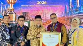 Wakil Wali Kota Padang Maigus Nasir menerima Penghargaan Anugerah Layanan Investasi 2026. (Foto: Pemko Padang)