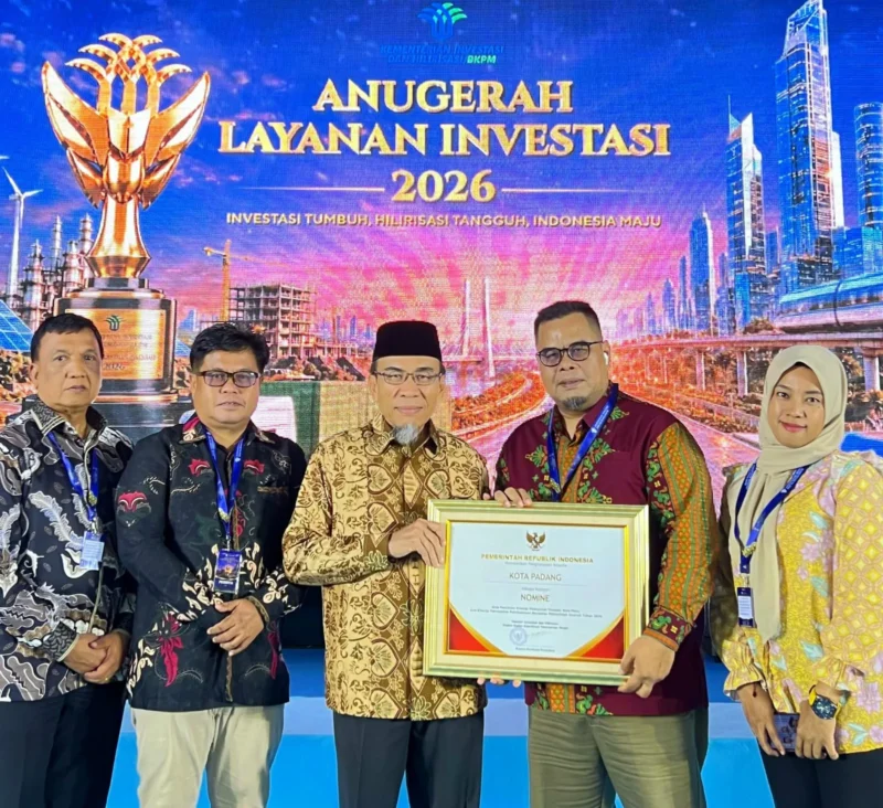 Wakil Wali Kota Padang Maigus Nasir menerima Penghargaan Anugerah Layanan Investasi 2026. (Foto: Pemko Padang)