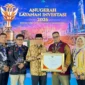 Wakil Wali Kota Padang Maigus Nasir menerima Penghargaan Anugerah Layanan Investasi 2026. (Foto: Pemko Padang)