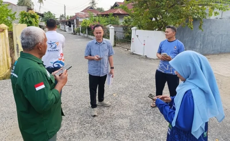 Tim juri Padang Rancak Award 2026 sesi kedua melakukan penilaian di salah satu RT di Kota Padang. (Foto: Pemko Padang)