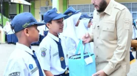 Wali Kota Padang Fadly Amran menyerahkan bantuan seragam sekolah gratis kepada siswa kurang mampu. (Foto: Pemko Padang)