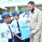 Wali Kota Padang Fadly Amran menyerahkan bantuan seragam sekolah gratis kepada siswa kurang mampu. (Foto: Pemko Padang)