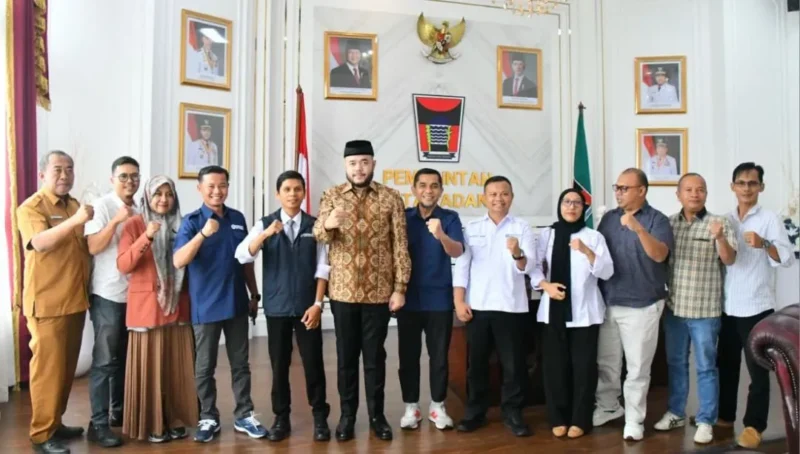 Wali Kota Padang Fadly Amran saat menerima audiensi DPC Peradi Padang di Ruang Kerja Wali Kota, Selasa (22/9/2026). (Foto: Pemko Padang)