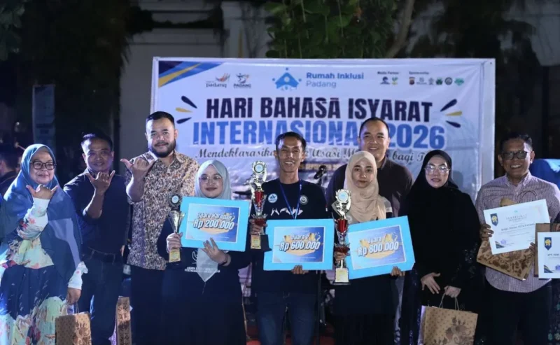 Wali Kota Padang Fadly Amran saat menghadiri peringatan Hari Bahasa Isyarat Internasional 2026 di kawasan Kota Tua Padang, Sabtu (26/9/2026) malam. (Foto: Pemko Padang)