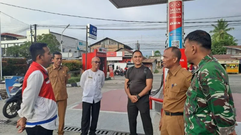 Pertamina Patra Niaga Regional Sumbagut bersama instansi terkait melakukan pengecekan Pertalite di SPBU 14.251.507 Gunung Pangilun, Kota Padang, Senin (28/9). (Foto: Pertamina Patra Niaga Regional Sumbagut)