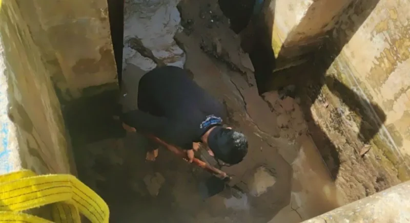 Perumda Air Minum Padang melakukan pengurasan Kanal Intake Palukahan, Senin (28/9). (Foto: Ist)