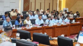Pimpinan BGN beserta jajaran dalam Rapat Dengar Pendapat (RDP) bersama Komisi IX DPR RI. (Foto: Biro Hukum dan Humas BGN)