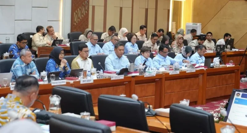 Pimpinan BGN beserta jajaran dalam Rapat Dengar Pendapat (RDP) bersama Komisi IX DPR RI. (Foto: Biro Hukum dan Humas BGN)