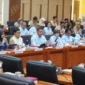 Pimpinan BGN beserta jajaran dalam Rapat Dengar Pendapat (RDP) bersama Komisi IX DPR RI. (Foto: Biro Hukum dan Humas BGN)