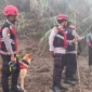 Personel Unit Polsatwa Ditsamapta Polda Sumbar bersama anjing pelacak K9 melakukan penyisiran di sepanjang jalur aliran air bah di Kabupaten Solok, Kamis (24/9/2026). (Foto: Polda Sumbar)