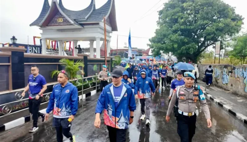 Kapolda Sumbar Irjen Pol Djati Wiyoto Abadhy saat mengikuti Police Women Run IV-2026 di Kota Bukittinggi, Sumatera Barat, Minggu (27/9/2026). (Foto: Polda Sumbar)