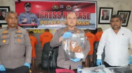 Polres Pariaman menggelar press release pengungkapan sejumlah kasus tindak pidana yang terjadi selama bulan Agustus 2026 di Aula Polres Pariaman, Senin (31/8/2026). (Foto: Polda Sumbar)