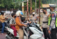 Polwan Polda Sumbar membagikan 2.000 masker gratis kepada warga dan pengguna jalan di Kota Padang, Rabu (9/9/2026) pagi. (Foto: Polda Sumbar)