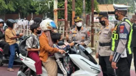 Polwan Polda Sumbar membagikan 2.000 masker gratis kepada warga dan pengguna jalan di Kota Padang, Rabu (9/9/2026) pagi. (Foto: Polda Sumbar)