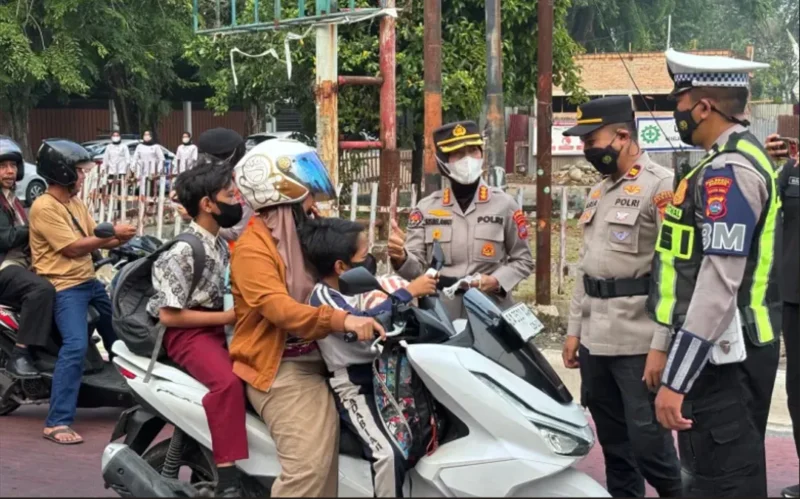 Polwan Polda Sumbar membagikan 2.000 masker gratis kepada warga dan pengguna jalan di Kota Padang, Rabu (9/9/2026) pagi. (Foto: Polda Sumbar)