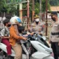 Polwan Polda Sumbar membagikan 2.000 masker gratis kepada warga dan pengguna jalan di Kota Padang, Rabu (9/9/2026) pagi. (Foto: Polda Sumbar)