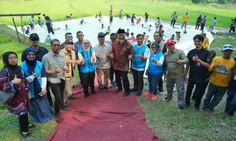 Pompanisasi irigasi berbasis tenaga surya kini mulai mengalirkan air ke lahan persawahan masyarakat Tanjung Barulak, Tanah Datar. (Foto: ADPSB)