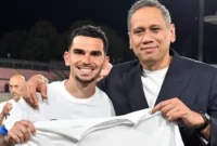 Presiden Como Mirwan Suwarso (kanan) memberikan jatah tiket Liga Champions kepada suporter lansia jelang laga melawan RB Leipzig. (Foto: IG @msuwarso)