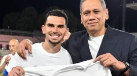 Presiden Como Mirwan Suwarso (kanan) memberikan jatah tiket Liga Champions kepada suporter lansia jelang laga melawan RB Leipzig. (Foto: IG @msuwarso)