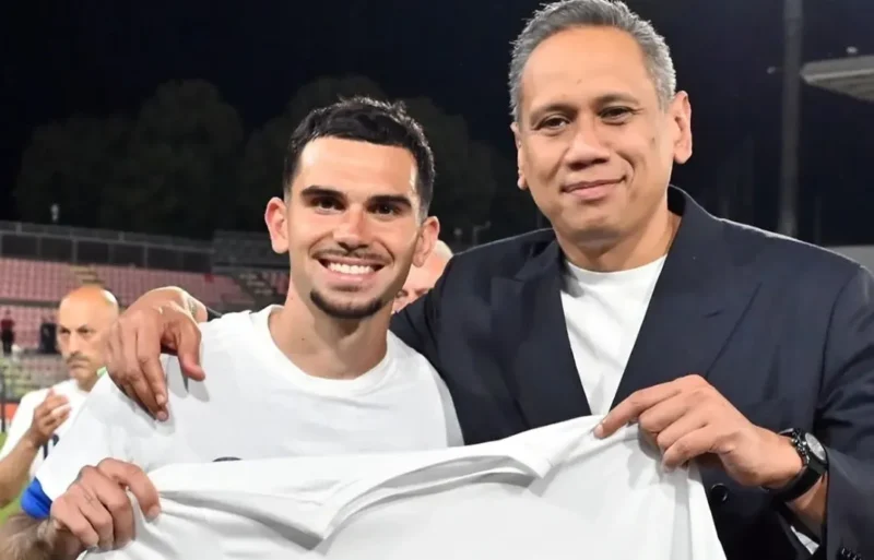 Presiden Como Mirwan Suwarso (kanan) memberikan jatah tiket Liga Champions kepada suporter lansia jelang laga melawan RB Leipzig. (Foto: IG @msuwarso)