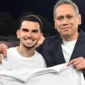 Presiden Como Mirwan Suwarso (kanan) memberikan jatah tiket Liga Champions kepada suporter lansia jelang laga melawan RB Leipzig. (Foto: IG @msuwarso)