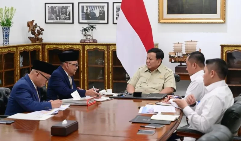 Presiden Prabowo Subianto menerima laporan Menteri dan Wakil Menteri Haji dan Umrah di Kompleks Istana Kepresidenan Jakarta, pada Senin (28/9/2026). (Foto: BPMI Setpres)