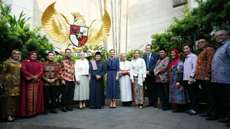 Menag Nasaruddin Umar, Kardinal Ignatius Suharyo, dan jajaran saat menerima kunjungan Putri Mahkota Swedia, Victoria Ingrid Alice Désirée. (Foto: Kemenag/Rikie Andriyawan)