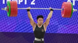 Lifter putra Indonesia, Rahmat Erwin Abdullah, peraih medali emas pada ajang Asian Games 2026. (Foto: Gilang/Kemenpora.go.id)