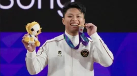 Rahmat Erwin Abdullah mempersembahkan medali emas kedua Indonesia pada nomor 75 kg putra cabang olahraga angkat besi. (Foto: Dok. NOC/NMA)