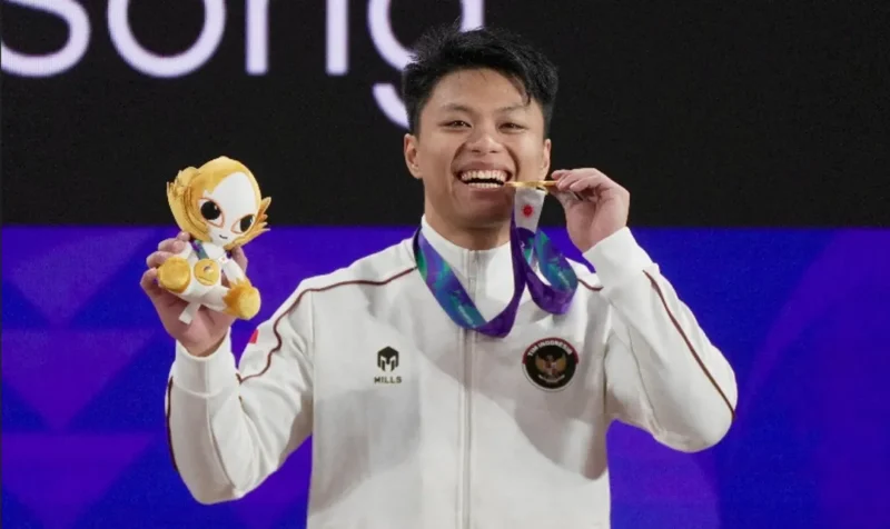Rahmat Erwin Abdullah mempersembahkan medali emas kedua Indonesia pada nomor 75 kg putra cabang olahraga angkat besi. (Foto: Dok. NOC/NMA)