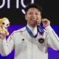 Rahmat Erwin Abdullah mempersembahkan medali emas kedua Indonesia pada nomor 75 kg putra cabang olahraga angkat besi. (Foto: Dok. NOC/NMA)