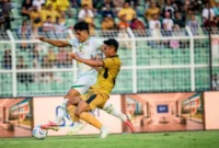 Ramadhan Sananta saat berebut bola di laga melawan Bhayangkara Presisi Lampung FC. (Foto: Persebaya)