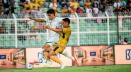 Ramadhan Sananta saat berebut bola di laga melawan Bhayangkara Presisi Lampung FC. (Foto: Persebaya)