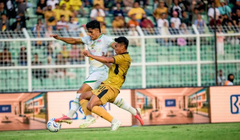 Ramadhan Sananta saat berebut bola di laga melawan Bhayangkara Presisi Lampung FC. (Foto: Persebaya)