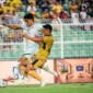 Ramadhan Sananta saat berebut bola di laga melawan Bhayangkara Presisi Lampung FC. (Foto: Persebaya)
