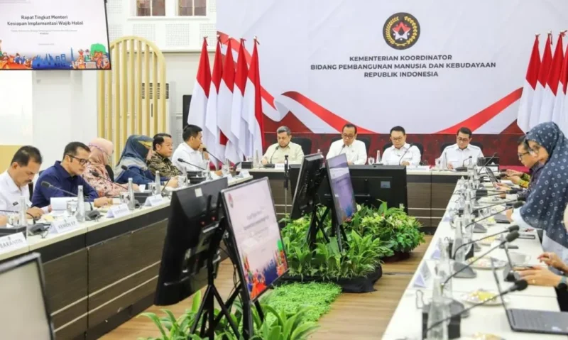 Menko PMK Pratikno saat memimpin Rapat Koordinasi Tingkat Menteri Kesiapan Implementasi Wajib Halal di Kantor Kemenko PMK, Jakarta, Rabu (23/9/2026). (Foto: Kemenko PMK)