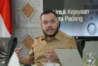 Wali Kota Padang Fadly Amran memberikan arahan saat Rapat Paparan Desain Pekerjaan Fisik 2026 di Gedung Putih Rumah Dinas Wali Kota, Selasa (1/9/2026). (Foto: Pemko Padang)
