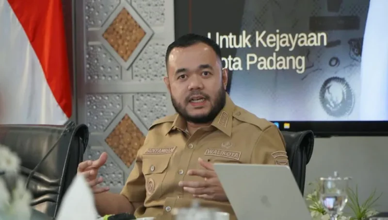 Wali Kota Padang Fadly Amran memberikan arahan saat Rapat Paparan Desain Pekerjaan Fisik 2026 di Gedung Putih Rumah Dinas Wali Kota, Selasa (1/9/2026). (Foto: Pemko Padang)