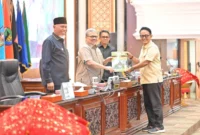 Gubernur Sumbar Mahyeldi menghadiri Rapat Paripurna DPRD Sumbar di Ruang Sidang Utama DPRD Sumbar, Senin (14/9/2026). (Foto: ADPSB)