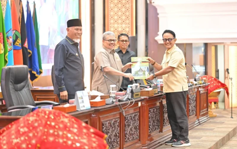 Gubernur Sumbar Mahyeldi menghadiri Rapat Paripurna DPRD Sumbar di Ruang Sidang Utama DPRD Sumbar, Senin (14/9/2026). (Foto: ADPSB)
