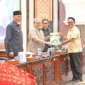 Gubernur Sumbar Mahyeldi menghadiri Rapat Paripurna DPRD Sumbar di Ruang Sidang Utama DPRD Sumbar, Senin (14/9/2026). (Foto: ADPSB)