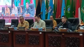Rapat Paripurna DPRD Sumbar dengan agenda penyampaian pandangan umum fraksi-fraksi terhadap Ranperda Perubahan APBD Sumbar 2026, Senin (7/9/2026). (Foto: Ist)