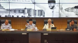 Wakil Wali Kota Padang Maigus Nasir memimpin Rapat Evaluasi Realisasi PAD Padang Triwulan III 2026 di Ruang Abu Bakar Jaar, Balai Kota Padang Aie Pacah, Rabu (9/9/2026). (Foto: Pemko Padang)