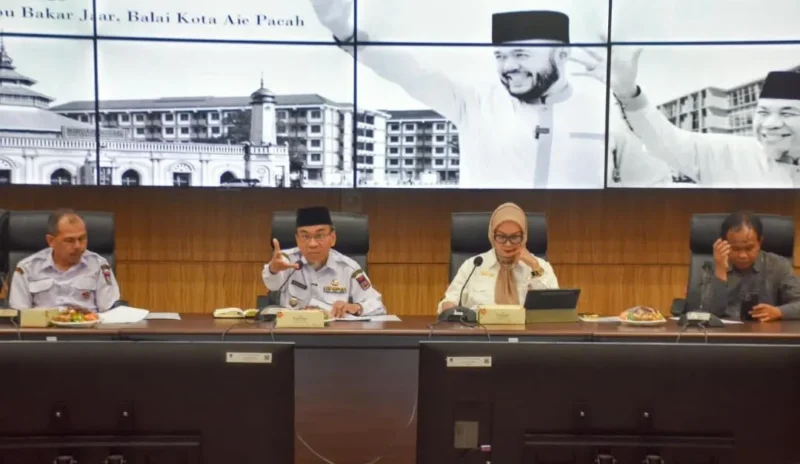 Wakil Wali Kota Padang Maigus Nasir memimpin Rapat Evaluasi Realisasi PAD Padang Triwulan III 2026 di Ruang Abu Bakar Jaar, Balai Kota Padang Aie Pacah, Rabu (9/9/2026). (Foto: Pemko Padang)