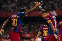Raphinha (kanan) mencetak hat-trick dan membawa Barcelona menang 3-1 atas Sevilla. (Foto: IG @fcbarcelona)