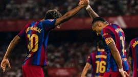 Raphinha (kanan) mencetak hat-trick dan membawa Barcelona menang 3-1 atas Sevilla. (Foto: IG @fcbarcelona)