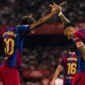 Raphinha (kanan) mencetak hat-trick dan membawa Barcelona menang 3-1 atas Sevilla. (Foto: IG @fcbarcelona)